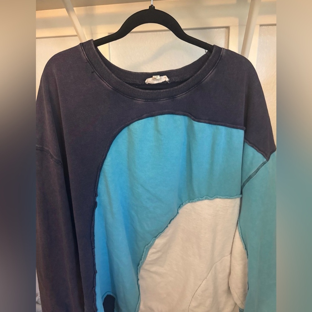 BlueVelvet Colorblock Sweatshirt in Blue and White with Pockets Large